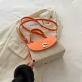 Schicke gewebte Strohhandtasche in hellem Orange und Beige mit Metalldrehverschluss - Orange