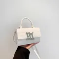 Witte handtas van imitatie krokodillenleer met een grote zilveren metalen M-gesp - Wit