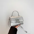 Modieuze zilveren crossbodytas met krokodillentextuur en metalen BL-logo - Zilver