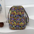 Détail du motif géométrique ethnique et du cordon de serrage sur le sac à dos boho - Style 2 (Géométrique Violet)