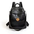Grande zaino da donna in pelle nera con emblema dell'orso e spalline regolabili - Nero