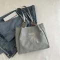 Grijze minimalistische tote tas met geplooide textuur en chique gouden kettinghengels - Grijs
