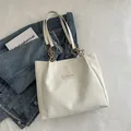 Witte schoudertas van getextureerd leer met gouden ketting en Fashion-label tag - Wit
