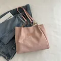 Roze tote bag met gekreukte lakleer textuur en gouden kettingband details voor dames - Roze