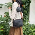 Borsa a tracolla tre in uno con motivo geometrico e tracolla larga in ambiente esterno - Nero