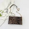 Leopard print enveloppetas met gouden ketting in een minimalistische lifestyle-stijl - B21cmxH13cmxD1cm / Tan