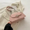 Sac à bandoulière en daim rose avec boucle ronde argentée et sangle en chaîne - Rose