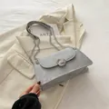 Petit sac bandoulière gris clair minimaliste avec boucle anneau argenté et chaîne - Gris