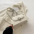 Sac à bandoulière blanc cassé minimaliste avec chaîne argentée et boucle ronde métallique - Blanc