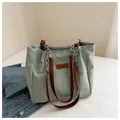 Bolso tote minimalista gris verdoso con asas de cuero marrón y cadena plateada - Verde