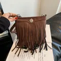 Braune Wildleder-Umhängetasche im Retro-Stil mit langen Fransen und Metallschnalle - Braun