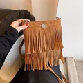 Braune Umhängetasche aus Wildlederimitat mit Fransen im Boho-Stil und Metallschnalle - Braun