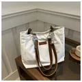 Detalle del bolso tote de nailon blanco con correa de cuero marrón y cadena de metal plata - Blanco