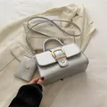Borsa a tracolla in pelle grana argento con fibbia dorata e set mini pochette - Argento