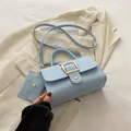Borsa a tracolla azzurra trama litchi con fibbia dorata e borsellino coordinato - Blu