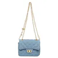 Borsa a tracolla in denim azzurro con motivo trapuntato e tracolla a catena d'oro - Acqua