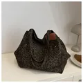 Große Canvas-Tragetasche für Damen mit Leopardenmuster, Lederbesatz und schmalen Trägern - Kaffeebraun
