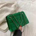 Borsa a spalla trapuntata verde con motivo a rombi classico e catene in metallo dorato - Verde