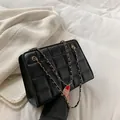 Borsa a tracolla trapuntata nera con catena dorata e motivo a quadri eleganti - Nero