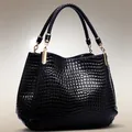 Elegante borsa a mano nera motivo coccodrillo con dettagli dorati e manici intrecciati - Nero Classico