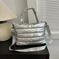 Schicke silberne Stepptasche in Metallic-Optik mit Schultergurt und Tragegriffen - Silber