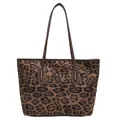 Borsa tote vintage con stampa leopardata e manici in pelle marrone su sfondo bianco - Marrone