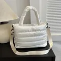 Glänzende weiße gesteppte Raumwoll-Handtasche mit abnehmbarem Schultergurt für Damen - Weiß