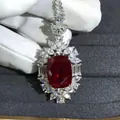 Luxueux collier pendentif rubis synthétique 10ct avec design floral de diamants - Rouge Rubis
