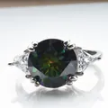 Makroaufnahme von 5 Karat buntem Moissanit-Ring mit seitlichen Dreieckssteinen in Silber - HK Größe 10 / Regenbogen