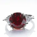 Luxuriöser 5 Karat roter Moissanit Ring in Versilberung mit Dreiecks-Seitensteinen - HK Größe 10 / Granatrot