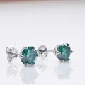 Makroansicht der S925 Sterling Silber 6-Krallen-Ohrstecker mit tiefblauen Moissanit-Steinen - Türkis / 1 Karat * 2