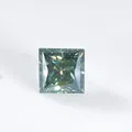Macro-opname van een prinses geslepen blauwgroene moissaniet steen met scherpe facetten - 1 ct / Prinses Slijpvorm