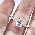 Bague en moissanite ovale 2ct avec serti à quatre griffes et diamants latéraux fins - Taille 5 / Ovale Deux Carats