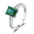 Anillo de plata 925 con moissanita verde corte esmeralda y piedras laterales en blanco - Talla 5 / 2 ct / Verde azulado