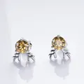Detalle de los pendientes de reno en plata S925 con piedra de moissanita amarilla - 1.0 Quilates / Amarillo