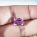 Smaragd geslepen roze moissanite losse edelsteen op hand getoond voor de grootte - 5x7 1ct / Roze