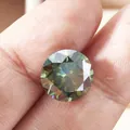 Donkergeelgroene briljant geslepen moissanite diamant in de hand met hoog vuureffect - 1 ct / Donkergroen