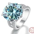 Primer plano de anillo en plata 925 con moissanita azul de 10ct y pavé de piedras - Talla 5 / Azul Original