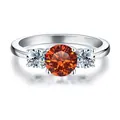 Dettaglio di un anello di lusso a tre pietre con moissanite arancione da 3 carati in argento - Rosso Arancio