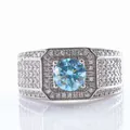 Gros plan sur une bague large en argent avec pierre bleu clair et détails en pavé - Taille US 7 / Argent Bleu avec Petite Pierre