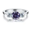 Dettaglio dell'anello in argento con moissanite viola da 3ct e pietre laterali - Blu Violetto