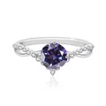 Vue détaillée de la bague en argent S925 avec pierre violette ronde et anneau torsadé - Bleu Violet