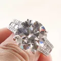 Lujoso anillo de moissanita de 10 quilates en plata S925 con pavé de diamantes de tres filas - Talla 5 / Blanco