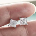 Κλασικά σκουλαρίκια moissanite σε κοπή princess με ασημένιο δέσιμο τεσσάρων δοντιών - 1CTx2 / Στυλ Τετράγωνης Κοπής Πριγκίπισσας (JCE116) / Λευκό