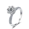Détail d'une bague en argent S925 avec moissanite de 1 carat à six griffes et anneau torsadé - Taille à 100 facettes