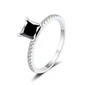Detail eines schwarzen Edelsteinrings im Prinzess-Schliff mit Pavé-Band und Weißgold-Finish - Größe 5 / 1 ct / Schwarz
