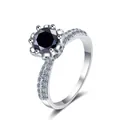 Vue détaillée de la bague en argent S925 avec pierre noire de 1 carat à six griffes - Noir
