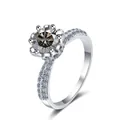 Gros plan d'une bague en argent s925 avec moissanite 1 carat et couronne 6 griffes - Gris