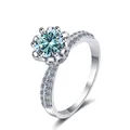 Vue macro détaillée d'une bague en moissanite bleue avec serti à six griffes et zircons - Bleu d'Origine