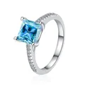 Anello in argento 925 con moissanite blu taglio princess e incastonatura a quattro griffe - Azzurro